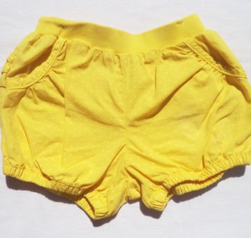 Shorts amarelo com bolinhas Carter